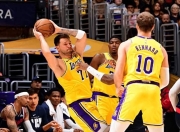 蜂鸟竞技- 利拉德71分全场回放免费观看 